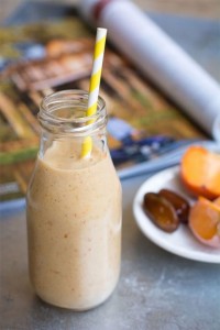 Smoothie d'hiver : kaki, orange, banane, vanille, gingembre et curcuma (http://www.jujube-en-cuisine.fr/smoothie-orange/)