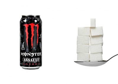 Une canette de 50 cl de Monster Assault contient 42 g de sucre, soit 8,4 morceaux