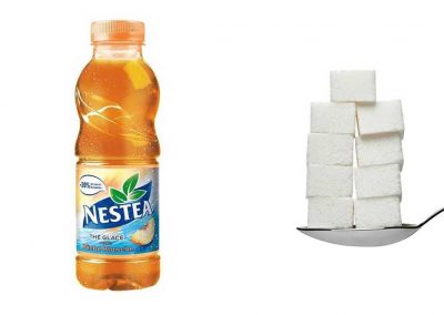 Une bouteille de 50 cl de Nestea pêche blanche contient 45 g de sucre, soit 9 morceaux.