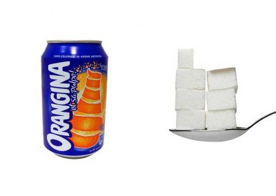 Une canette de 33 cl d'Orangina contient 32,8 g de sucre, soit 6,6 morceaux.