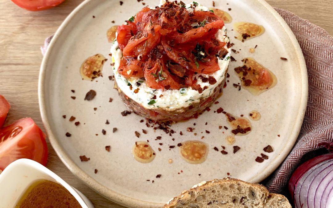 Recette Sublimeurs : Tartare de tomates iodé, fromage frais aux herbes fraîches et pétales de tomates rôties