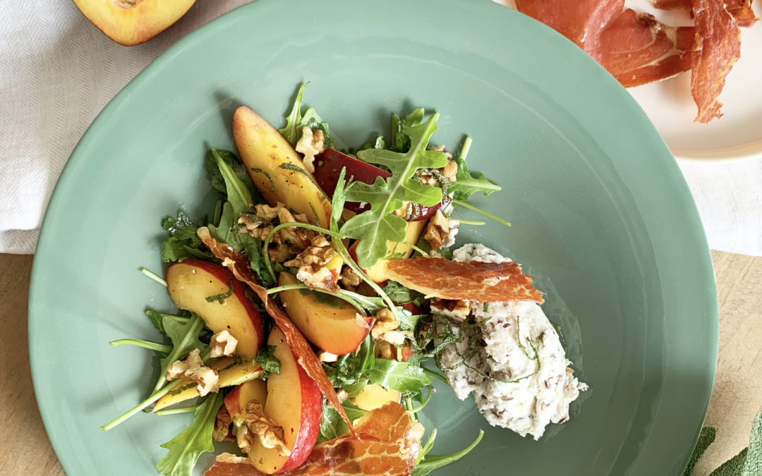 Recette Sublimeurs : Salade de nectarines et pêches, jambon crispy, fromage frais aux graines, vinaigrette noix & sauge